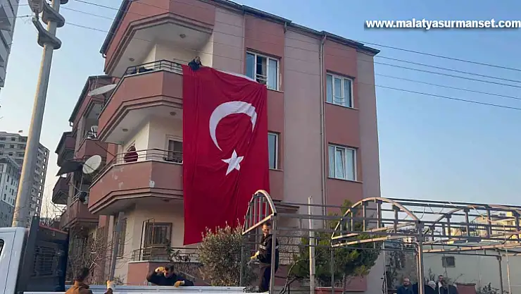 Şehit ateşi Hatay'a düştü, baba evine Türk bayrakları asıldı