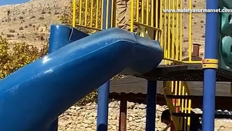 Şehit Sekin'in babasının cenaze töreninde duygulandıran an: Oyun oynamayı bırakan çocuk parkta namaz kıldı