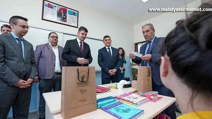 Şehitkamil'de öğrenim gören 124 bin öğrenciye karne hediyesi