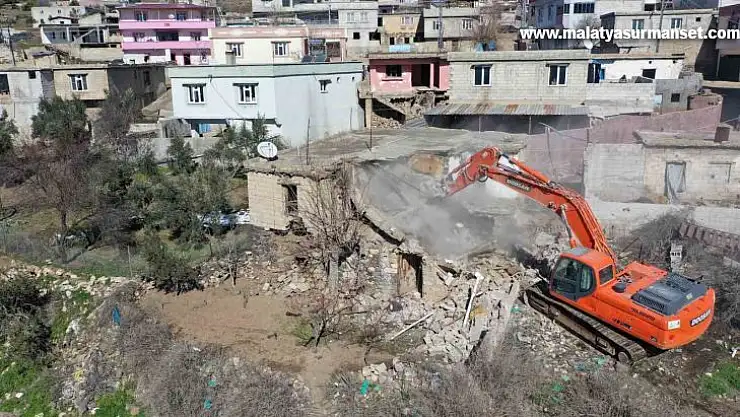 Şehitkamil'deki ağır hasarlı yapıların yıkımına başlandı