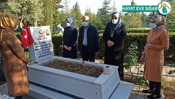Şehitlikte hüzünlü bayram