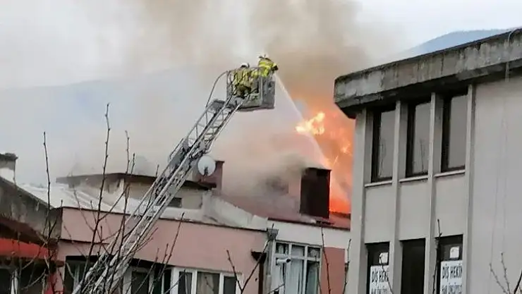 Şehrin göbeğinde korkutan yangın, 5 kişi hastaneye kaldırıldı