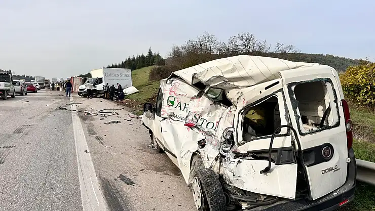 Şeker pancarı yüklü tır 2 araca çarpıp devrildi: 1'i ağır 5 yaralı
