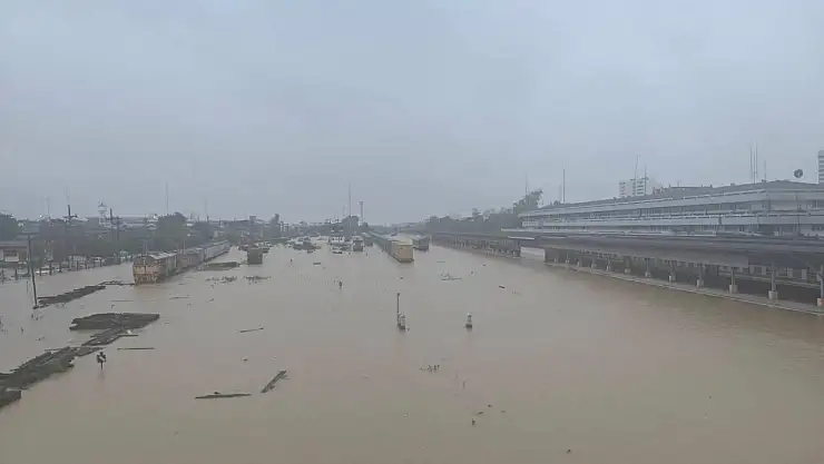 Sel Ve Toprak Kayması 18 Ölü 12 Yaralı