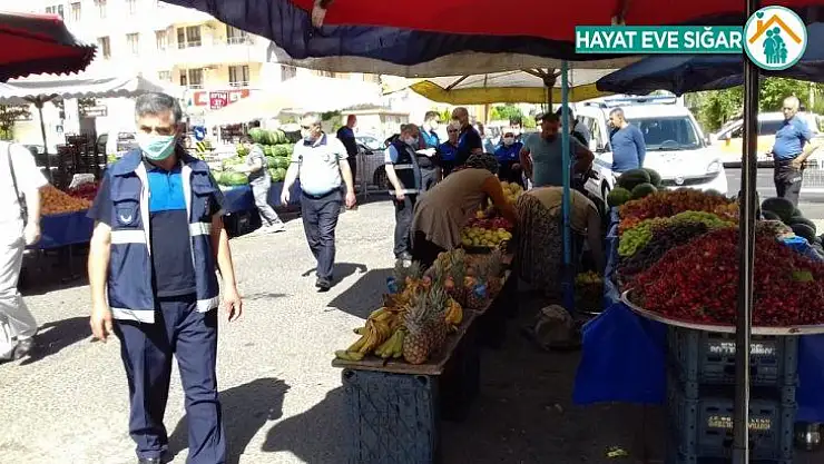 Semt pazarlarında 3 dilde anonslarla korona virüse dikkat çekiliyor