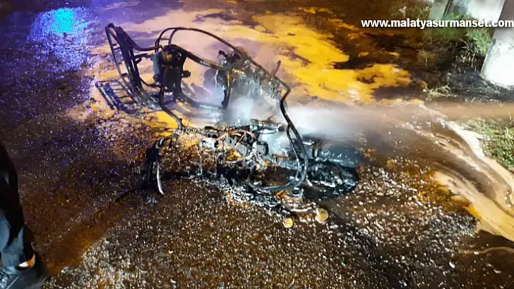 Servise çıkan kuryenin motosikleti alev alev yandı