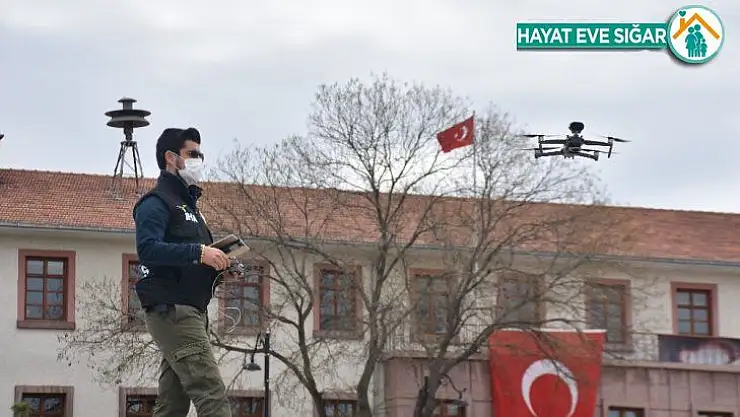 Sesli drone ile sokağa çıkanlar uyarılıyor