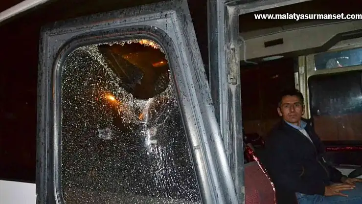 Seyir halindeki işçi servisine taşlı saldırı