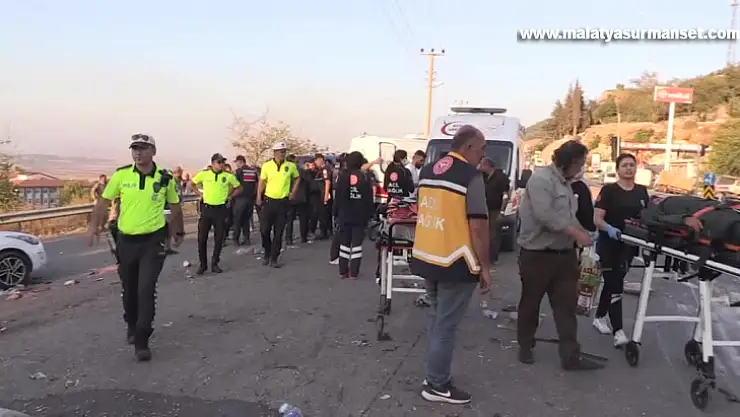 3 Araca Çarptı 5 Kişi Öldü, 17 Kişi Yaralandı