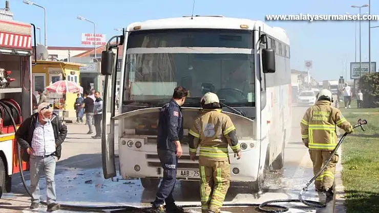 Seyir halindeki otobüs alev aldı