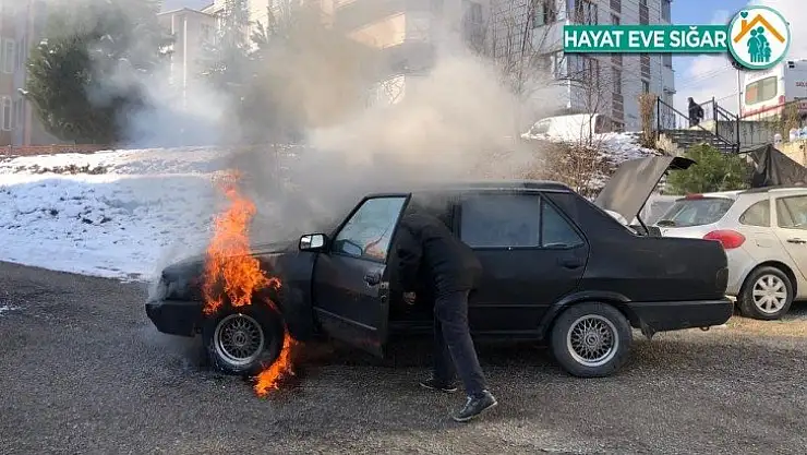 Seyir halindeki otomobil alev aldı