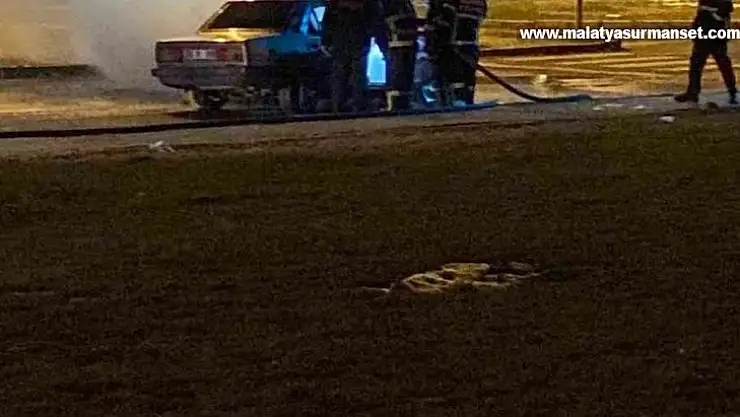 Seyir halindeki otomobil alev aldı