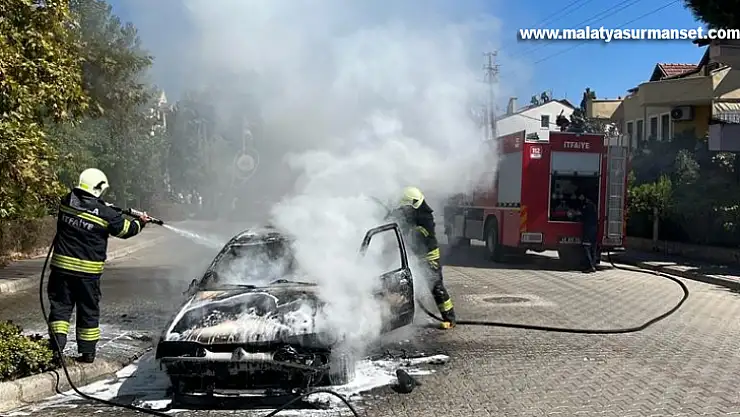 Seyir halindeki otomobil alev alev yandı