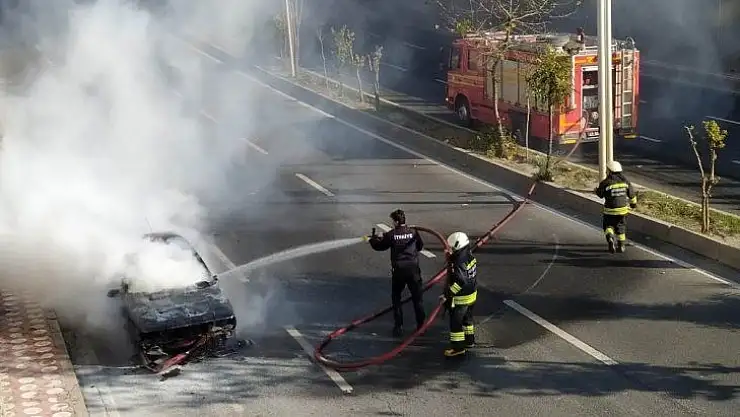 Seyir halindeki otomobil cayır cayır yandı