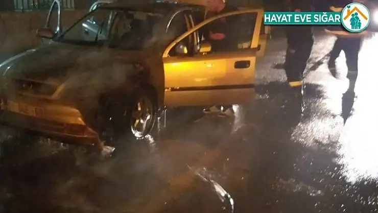Seyir halindeki otomobil yandı