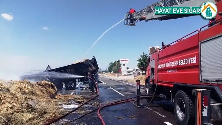 Seyir halindeki saman yüklü tır alev aldı