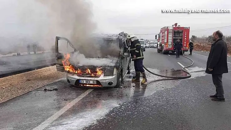 Seyir halindeki ticari araç alev aldı