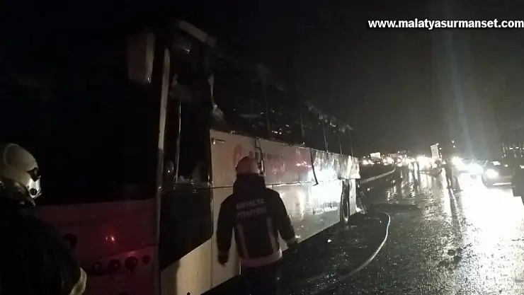 Seyir halindeki yolcu otobüsü alev alev yandı