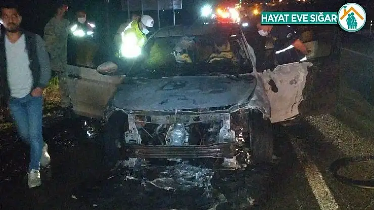 Seyir halindeyken alev alan otomobil yandı