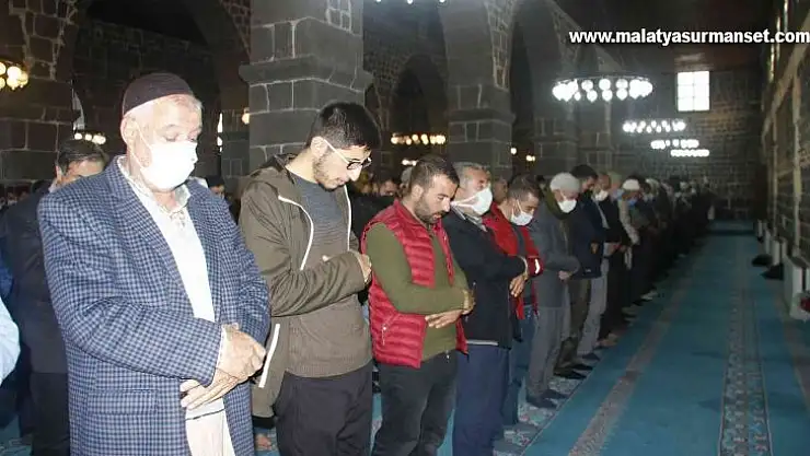 Sezai Karakoç için memleketi Diyarbakır'da gıyabi cenaze namazı kılındı