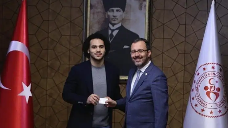 Shane Larkin, Türkiye Cumhuriyeti kimlik kartını Bakan Kasapoğlu'ndan aldı