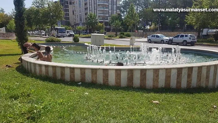 Sıcakta bunalan çocuklar süs havuzunda serinliyor