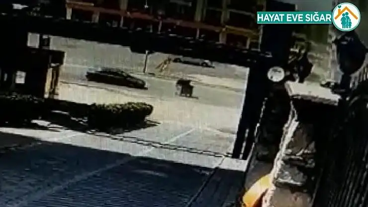 Şiddetli rüzgarın yola savurduğu konteynere araç çarptı
