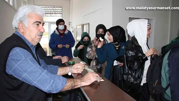 Sigarayı bıraktı topladığı parayla bin öğrenciye yemek fişi dağıttı