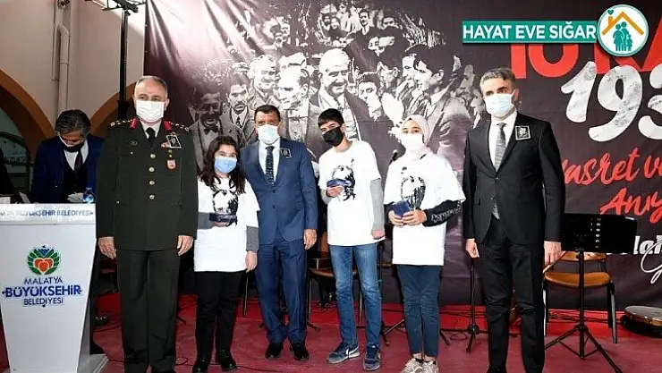 Şiir yarışmasında dereceye girenlere ödülleri verildi
