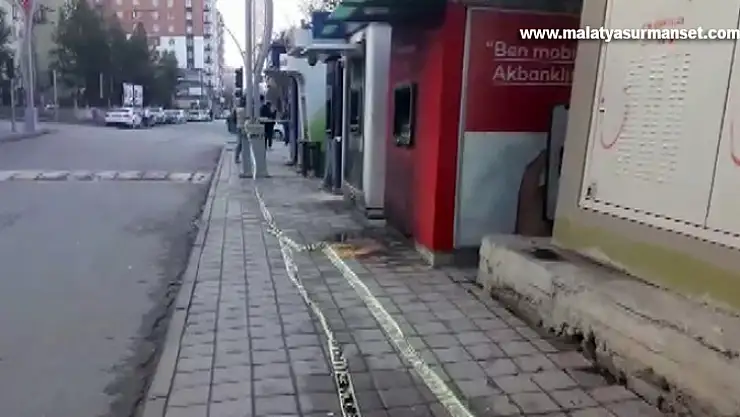 5 banka ATM'si kundaklandı