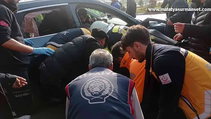 Otomobil ile minibüs çarpıştı: 3 yaralı