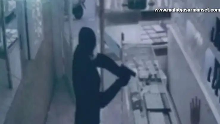 Silahla girdi, altınları alıp kayıplara karıştı