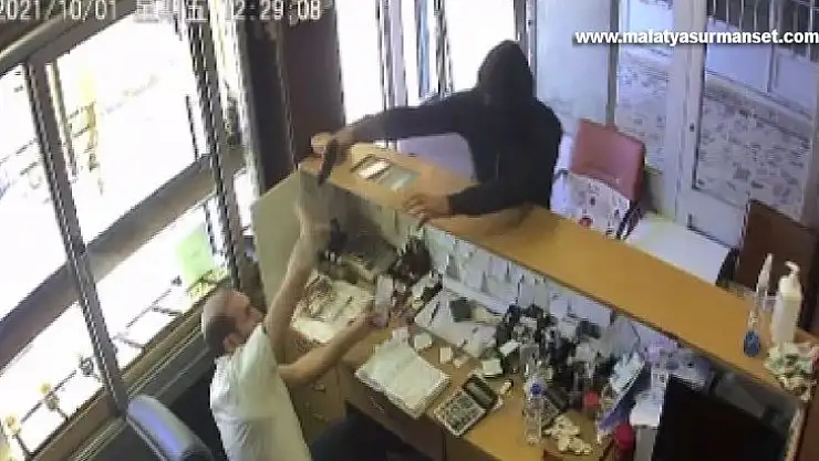 Silahlı kuyumcu soygunu kamerada