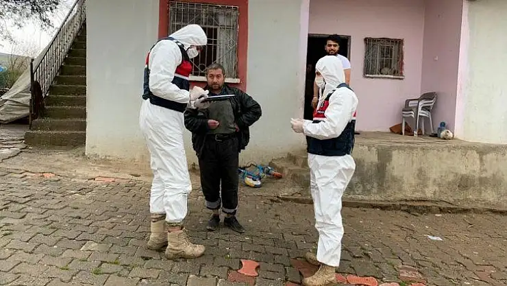 Silvan'da güvenlik güçleri yardımları dağıtmaya devam ediyor