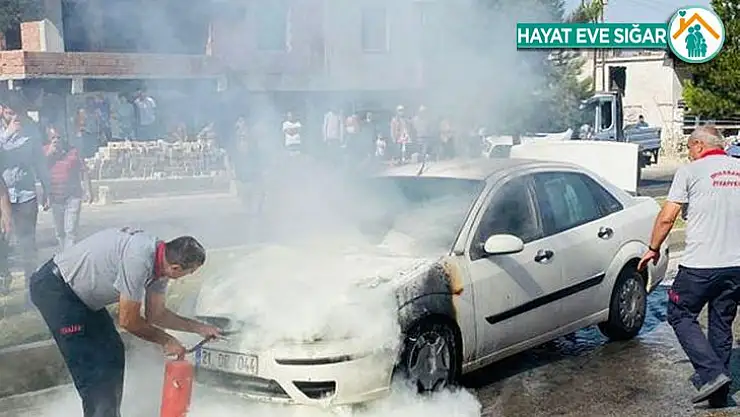 Silvan'da seyir halindeki araç yandı
