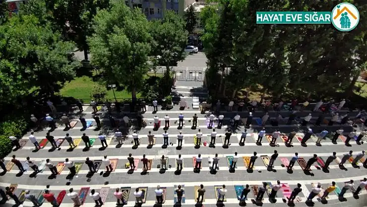 Silvan'da sosyal mesafeli cuma namazı