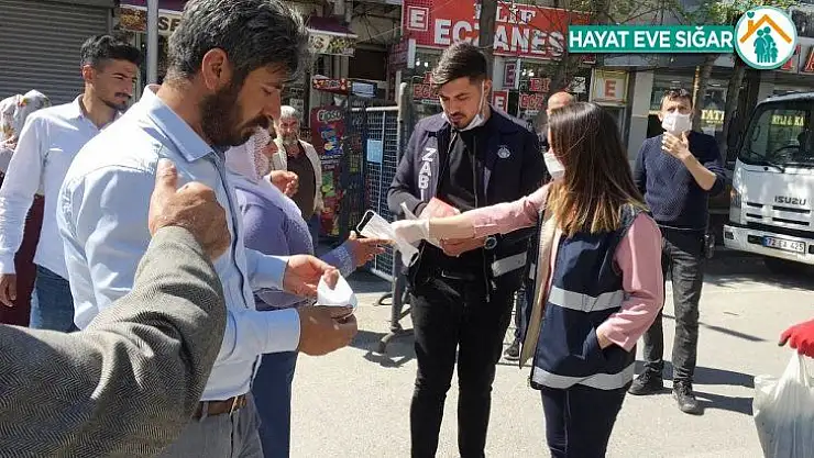 Silvan'da ücretsiz maske dağıtımı devam ediyor