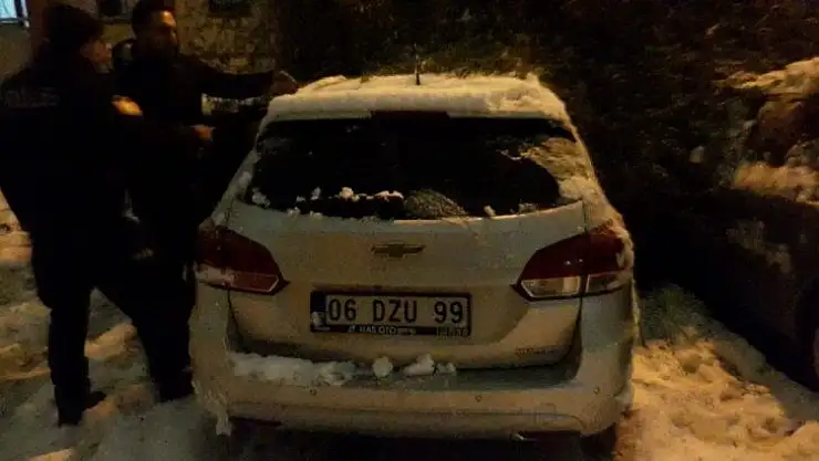 Sincan'da kar yağışı ağaç devirdi