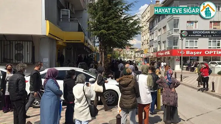 Sincan'da PTT önünde kuyruk oluştu