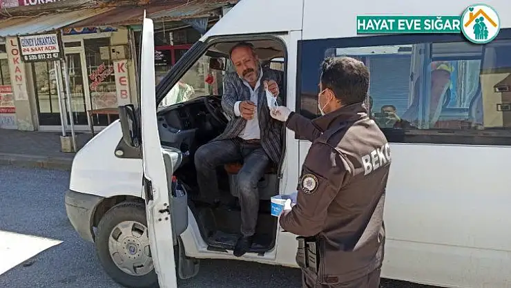 Sincik ilçesinde polisler maske dağıttı