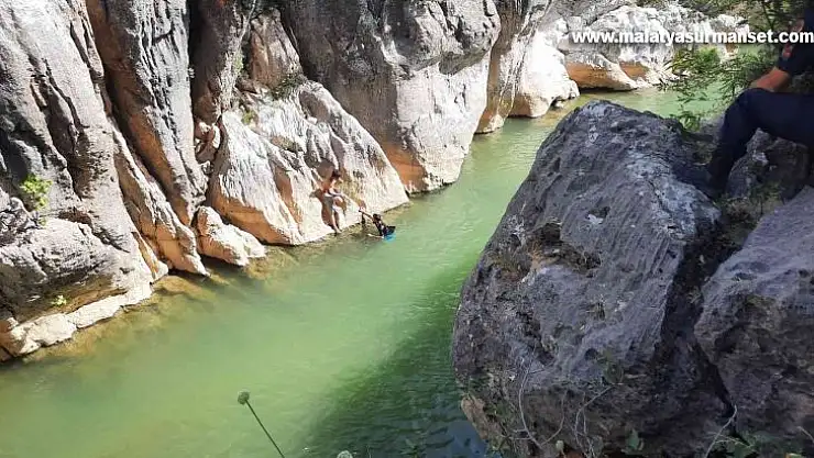 Sinek Çayı'nda mahsur kalan çocuk kurtarıldı
