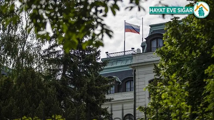 Sınır dışı edilen Rus diplomatlar ve büyükelçilik çalışanları Çekya'dan ayrıldı