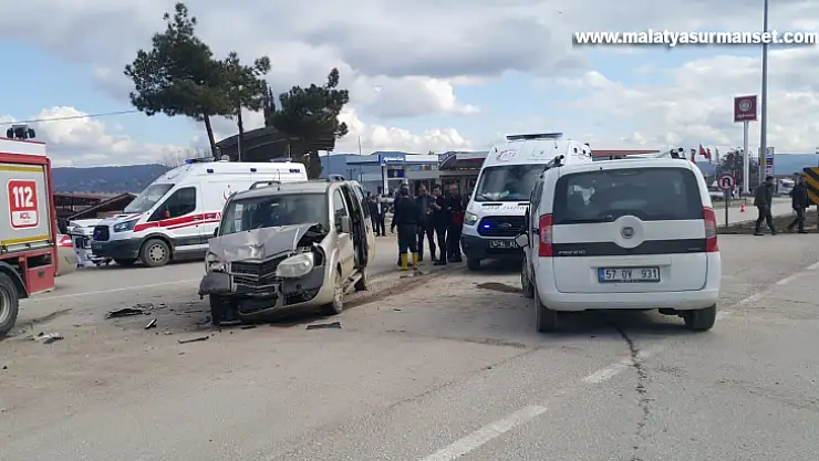 iki hafif ticari araç çarpıştı: 10 yaralı