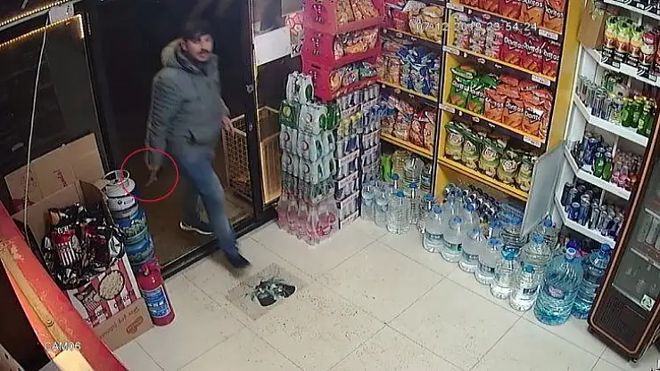 Siparişi gelmeyen şahsın silahla marketi bastığı anlar kamerada