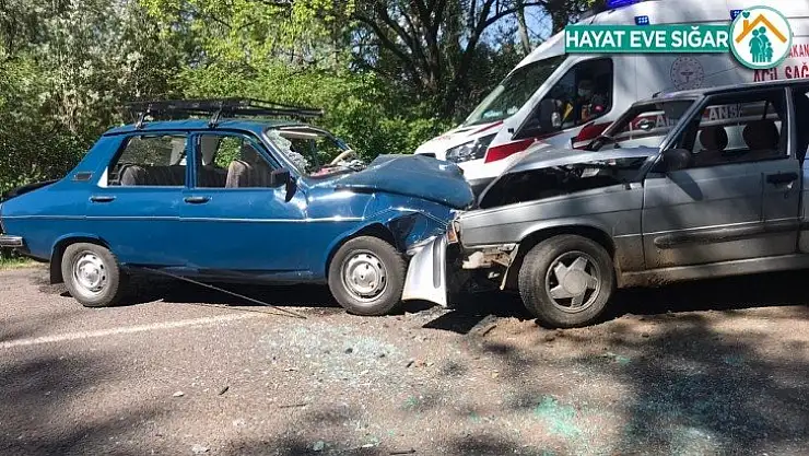 Sivas'ta otomobiller kafa kafaya çarpıştı: 6 yaralı