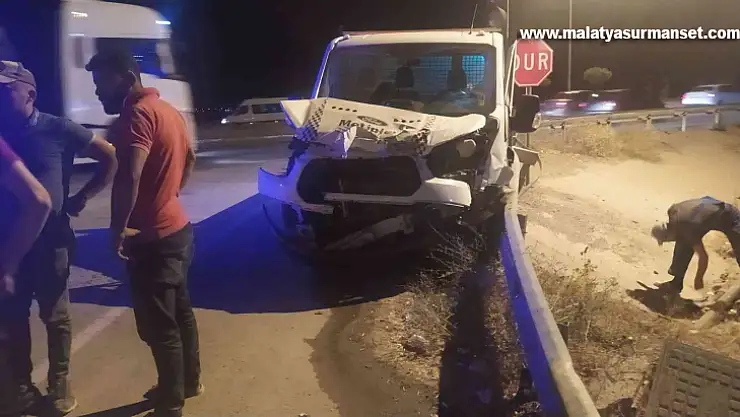 Sivas'ta tırla kamyonet çarpıştı: 1 yaralı