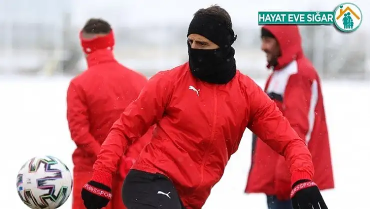Sivasspor kar altında çalıştı