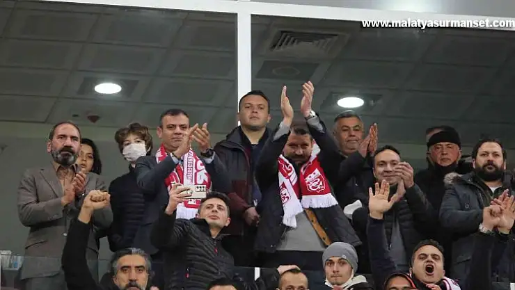 Sivasspor'u yönetim ayakta alkışladı