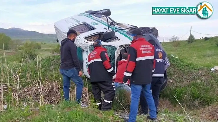 Sivas'ta cenaze aracı takla attı: 1 ölü, 1 yaralı