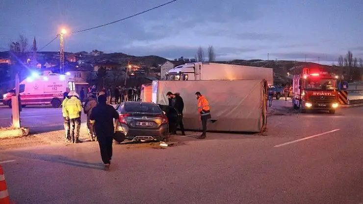 Sivas'ta kamyon otomobille çarpıştı  6 yaralı
